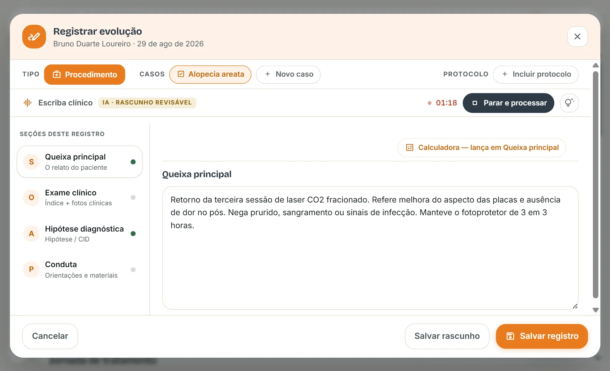 O escriba clínico gravando dentro do registro de evolução: o selo "IA · rascunho revisável", o ponto vermelho com o tempo de escuta, o botão de parar e processar, e as quatro seções S/O/A/P com a queixa já preenchida